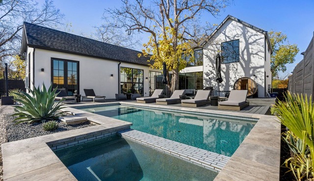 SoCo Social Club: Sleeps 14 w/Pool, Hot Tub Speakeasy