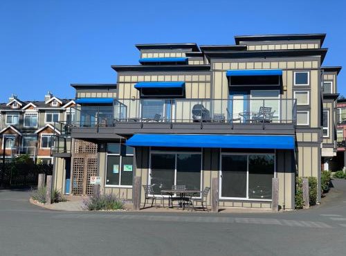 Sooke Oceanview Penthouse - Family Friendly