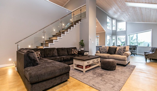 Sooke Waterfront Retreat – Hot Tub & Dock Access