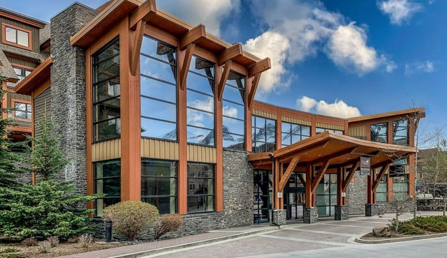 Sophisticated Mountain Condo – Pool & Hot Tub