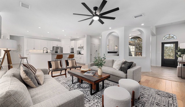 South Austin Backyard Oasis w/17 Beds: Pool & Spa, Golf Green, Firepit