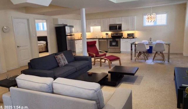 Spacious 2 BR, 3 beds, sleeps 6, kitchen, laundry