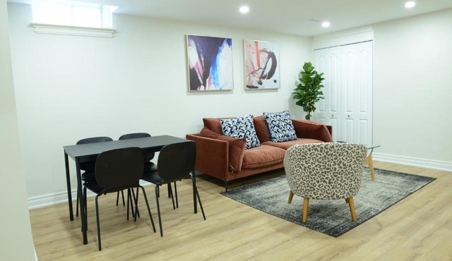 Spacious 2Bed-Room Free parking in central Richmond hill