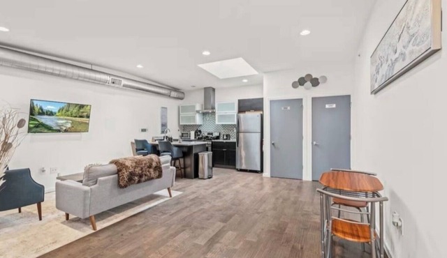 SPACIOUS 2BR 2BATH Bi-Level Near STADIUMS, Fishtown NoLibs & Center city.