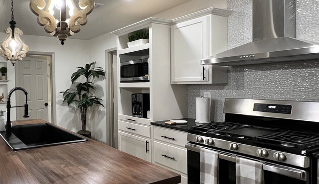 Spacious 3 BR near Airport, AT&T CTR & Riverwalk!