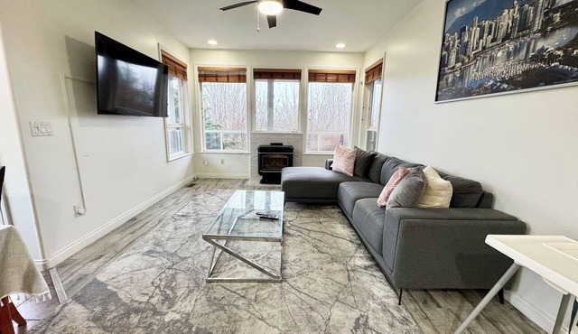 Spacious 3400 sq ft 6 bedroom Hatzic Mission Home