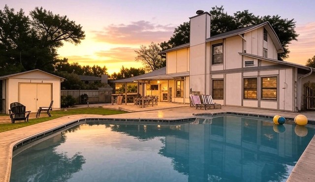 Spacious - 4 bedrm, 2 bath, pool, hot tub near Randolph AFB in San Antonio!