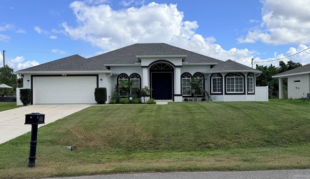 Spacious 4-bedroom house with pool, close to beaches, shopping and restaurants