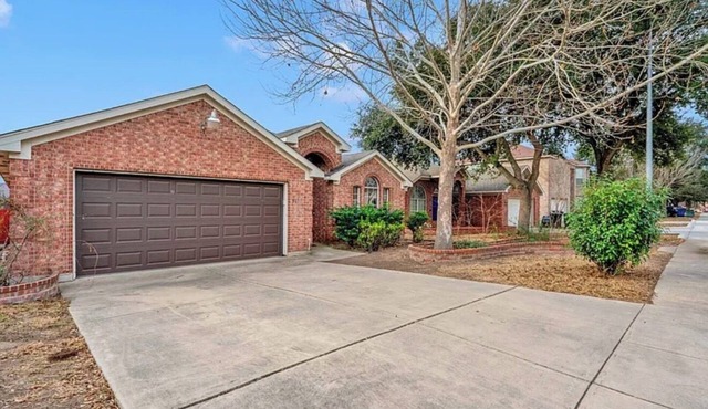 Spacious 4 bedroom house in awesome San Antonio with AC GAMEROOM POOL TABLE