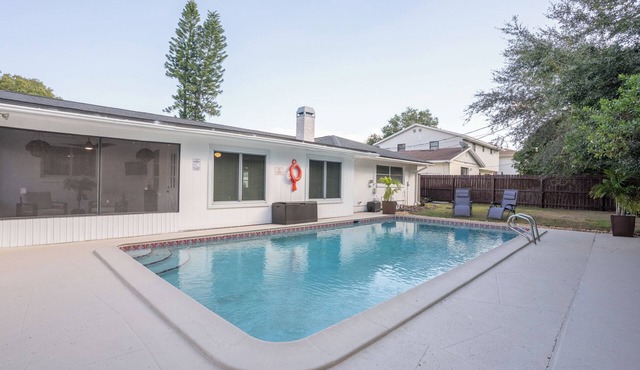 Spacious 4-bedroom house in pleasant Winter Haven with AC