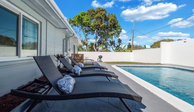 Spacious 4BR Retreat Minutes to Downtown & Airport.