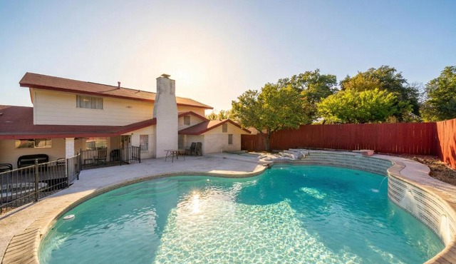 Spacious 4BR with Private Pool, Near Six Flags