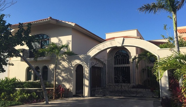 Spacious 5-bedroom house in wonderful Puerto Aventuras with AC, Pool,Boat Dock