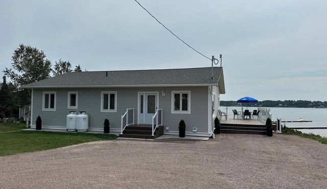 Spacious 5-bedroom beach house in charming Roma Point with WiFi, AC