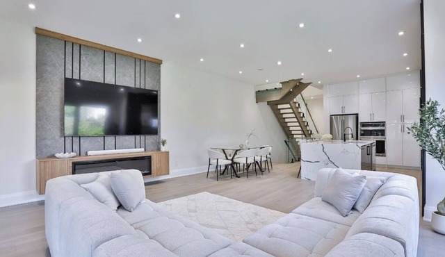Spacious 5-bedroom house in wonderful Mississauga Port credit near waterfront