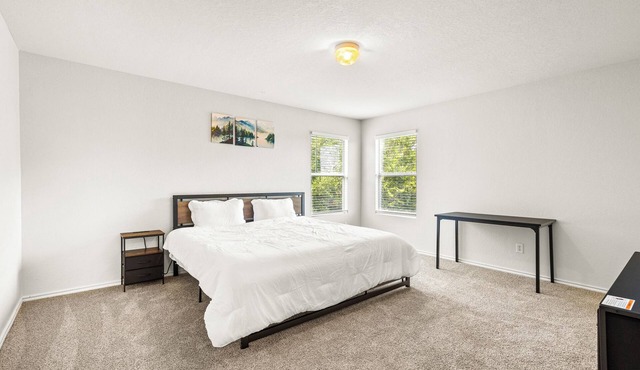 Spacious 5 bedroom San Antonio home. Convenient access to Seaworld and Lackland