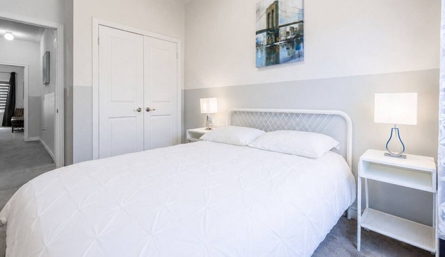Spacious 5BR Home | Fenced Yard, BBQ & Fast Wi-Fi | Richmond Hill