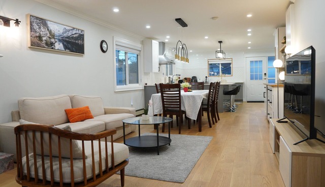 Spacious 6BR Home Near DT and 15 mins to YVR
