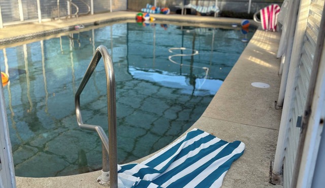 Spacious country oasis:Swim,BBQ, Attend Weddings!Close to venues in Hill Country