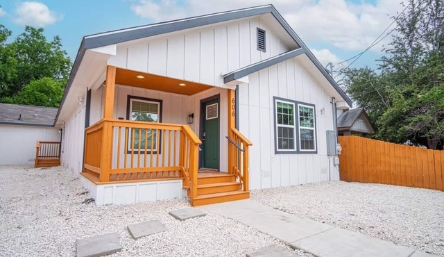 Spacious Delightful 4 BR/3 BA Close to Downtown