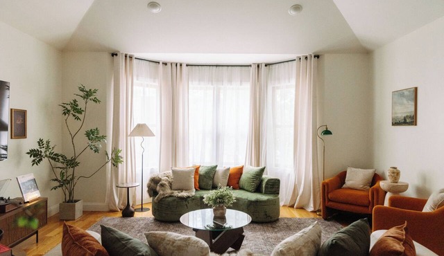 Spacious Designer Large Home Near NYC with, Private Balcony, Fast Wifi Sleeps 12