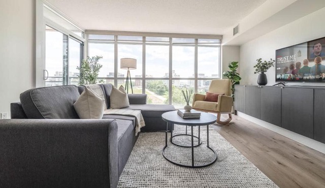 Spacious Downtown Condo - Walk to CN Tower & More