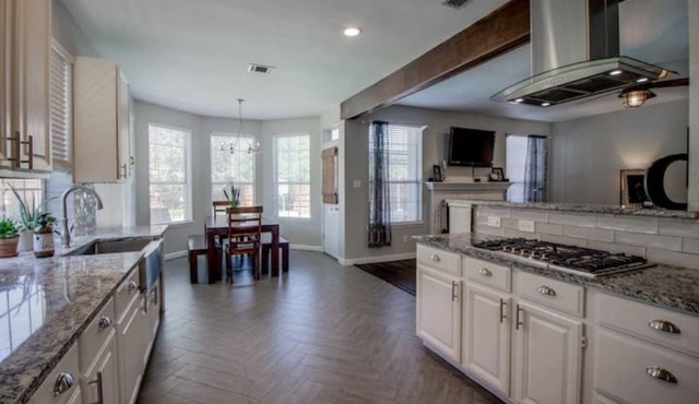 Spacious Gorgeous Home With Year Round Pool Oasis