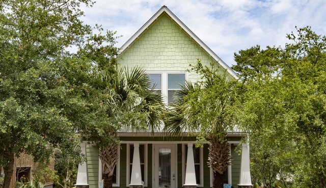 Spacious Home. Short Walk to Beach, Beach Shuttle & Shunk Gulley. Pet Friendly!