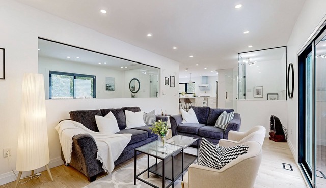 Spacious home with a private pool, hot tub, multiple decks, washer/dryer, & AC in Midhurst