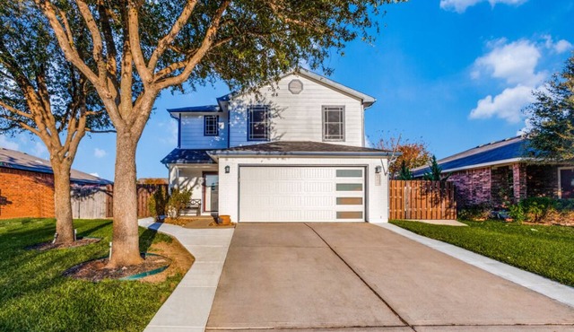 Spacious Home with Gorgeous Backyard Kitchen, Close to Top Shopping Destinations