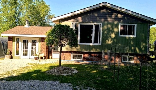 Spacious Lakeside Cottage with Games Room and Firepit, Walking Distance to Beach and Marina, Lion's Head, Ontario