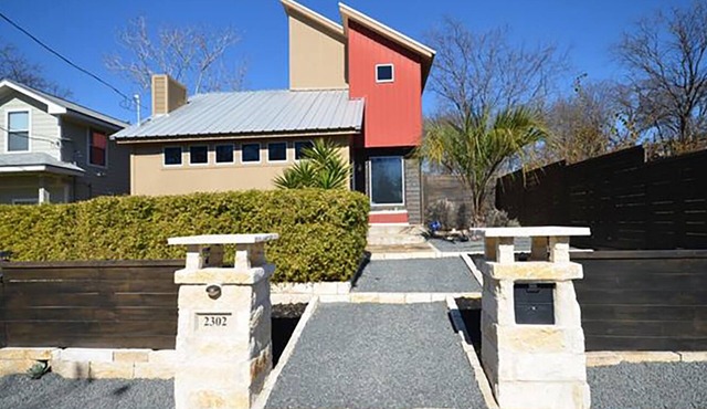 Spacious Modern Home on East 9th St - Walkable Downtown