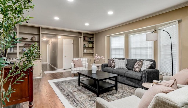 Spacious Overland Park Home Walk to Dining 20 Min to Stadium