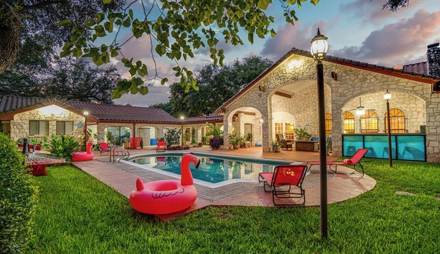 Spanish Hacienda-Heated Pool-Huge Game Room-Sleeps 16 - 5000 sq ft Of Fun!
