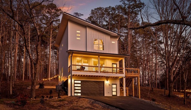 Spectacular Cottage with Hot-tub and Private Cinema in Chickamauga, Georgia