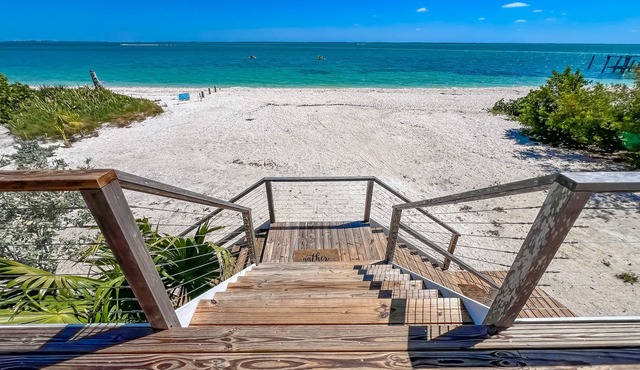 SPRAWLING PRIVATE BEACHFRONT - Sleeps 10, perfect for a family, 2 golf carts