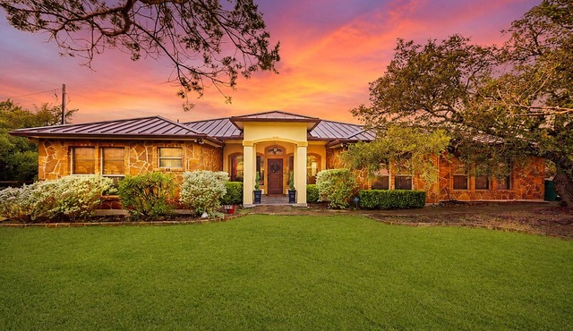 Stargazers' dream home on 1.5 acres w/telescope-near wineries-Dogs ok