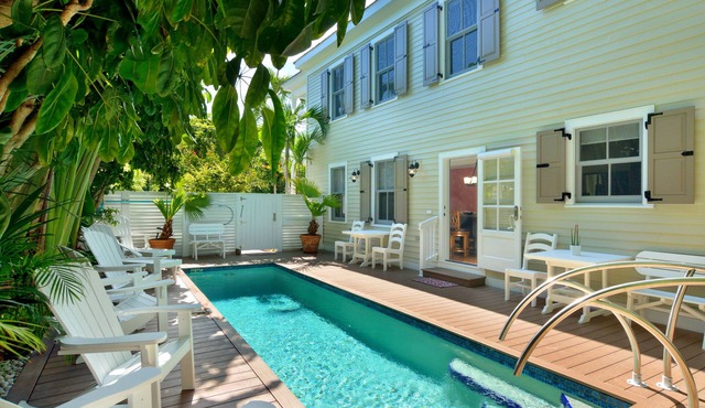 STARS ~ 4 bedroom, 2 Bath Condo, Shared Heated Pool, Downtown Location!