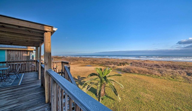 Steps to Gulf! Pet-friendly Galveston Getaway