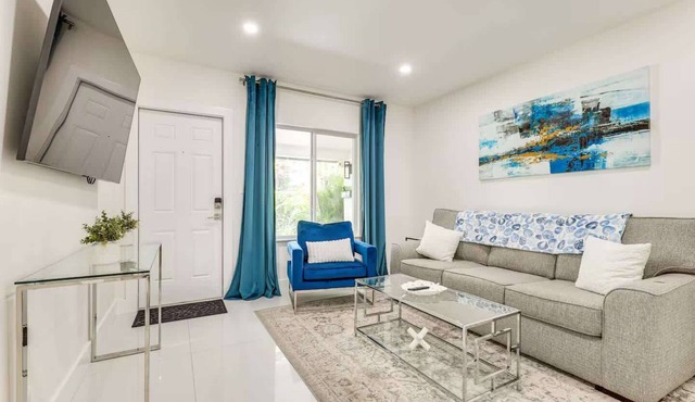 Steps to Las Olas! Modern Apt w/Shared Patio