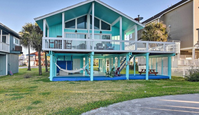 Stroll to Galveston Beach: Home w/Outdoor Oasis