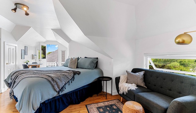 Studio 8~ Modern Loft w/private balcony