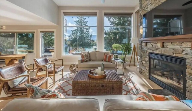 Stunning 3 Bedroom Lakefront Villa in the City
