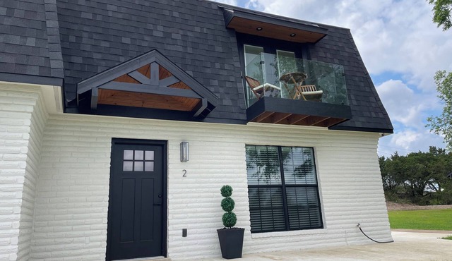 Stunning Glass Balcony Townhome with Rolling Hills View Near Six Flags & Boerne