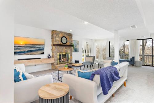 Stunning home woods 15 min to overlandpark