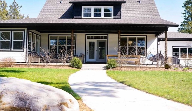 Stunning Modern Family Comfort Cottage Steps Away from Beach