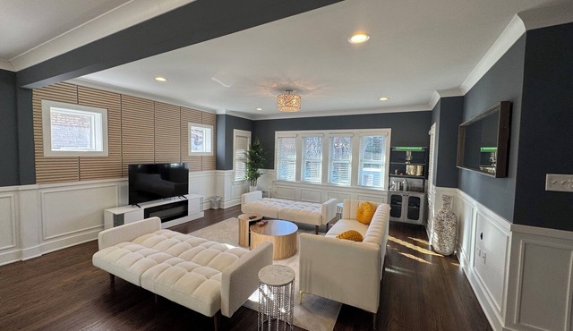 Stunning Modern & Spacious Sleeps 16 in Forest Park in Forest Park