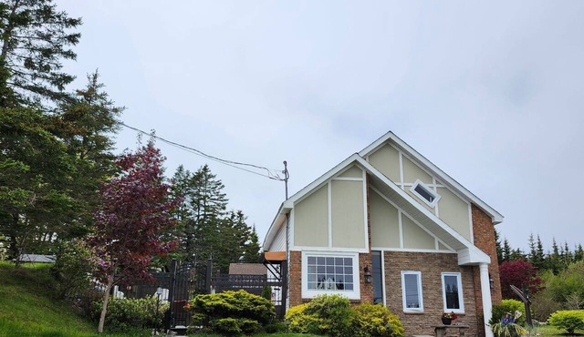 Stunning single home getaway on the ocean, close to Halifax.