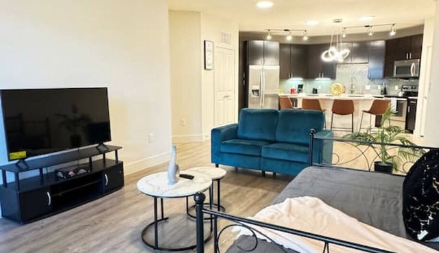 Stylish 2BR – 2mi to Six Flags,La Cantera & Dining