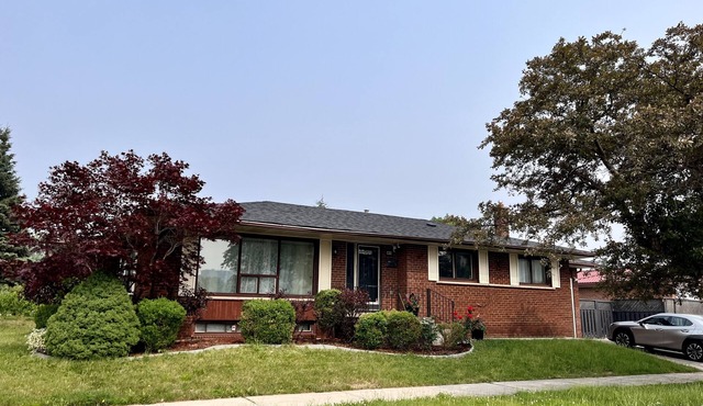 Stylish 3 Bedrooms Private Bungalow in an Upscale Neighbourhood west of Toronto